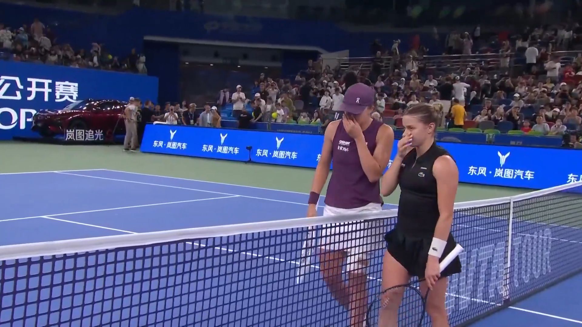 Tak Iga Świątek i Maja Chwalińska pogratulowały sobie po meczu