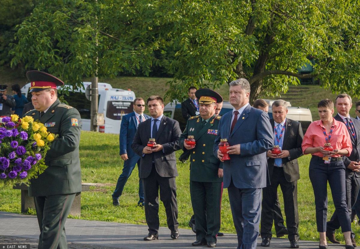 W 2016 roku prezydent Ukrainy Petro Poroszenko oddal hołd ofiarom zbrodni wołyńskiej przed pomnikiem na Skwerze Wołyńskim na warszawskim Żoliborzu.