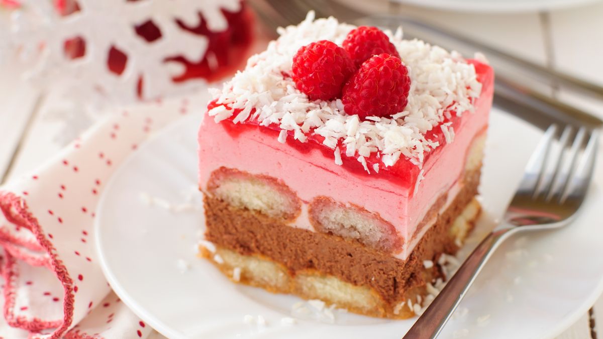 Warstwowe ciasta bez pieczenia są hitem wśród gości przy stole