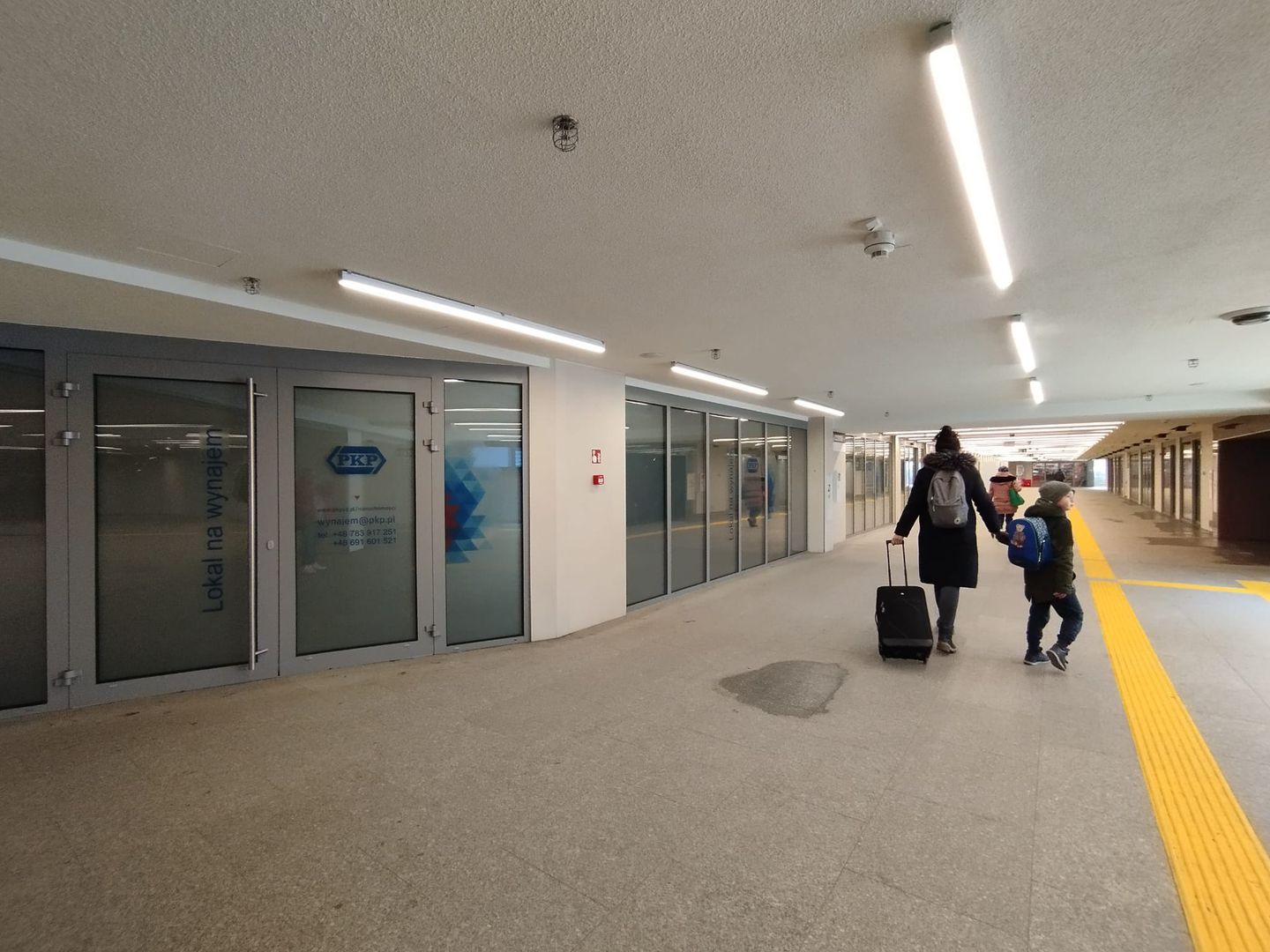 Zarówno w hali głównej dworca, jak i w przejściach podziemnych ciągną się pozamykane pomieszczenia przeznaczone pod wynajem