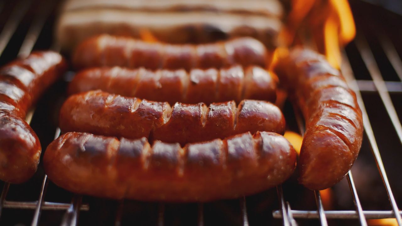Jak wybrać dobrą kiełbasę na grilla?