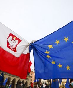 "Zostajemy w Europie!". Trwa protest na pl. Zamkowym w Warszawie