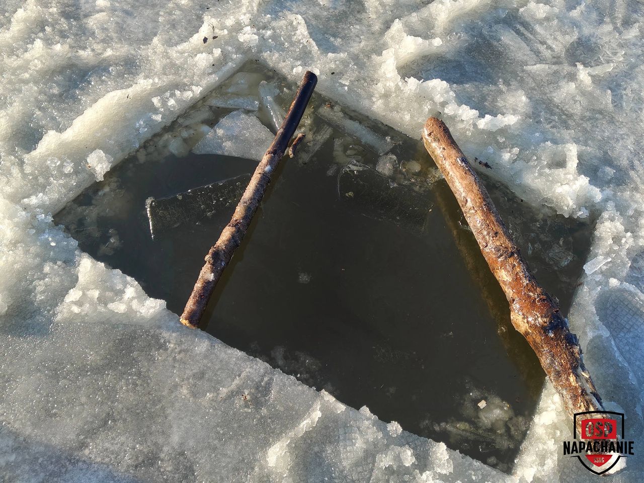 Strażacy wycięli przeręble na stawie – mieszkańcy ostrzegani przed śmiertelnym zagrożeniem