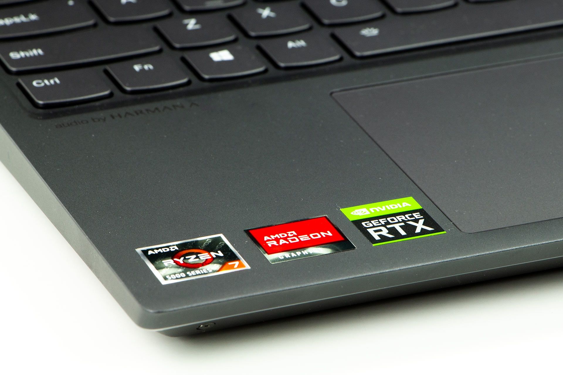Lenovo Legion 7 z 2021 roku - podświetlenie w półmroku