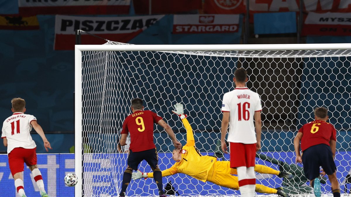 PAP/EPA / Julio Munoz  / Na zdjęciu: Gerard Moreno (w środku)