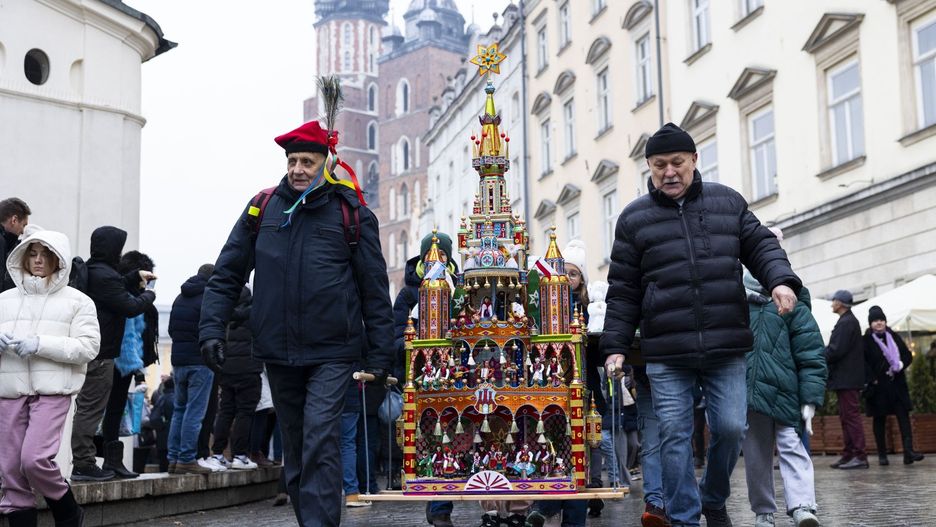 Musi być tradycyjna, ale z aktualnymi odwołaniami, wykonana według ściśle określonych zasad, choć szopkarskie &#34;szaleństwa&#34; wymusiły nową kategorię - krakowska szopka, jedyna taka na świecie