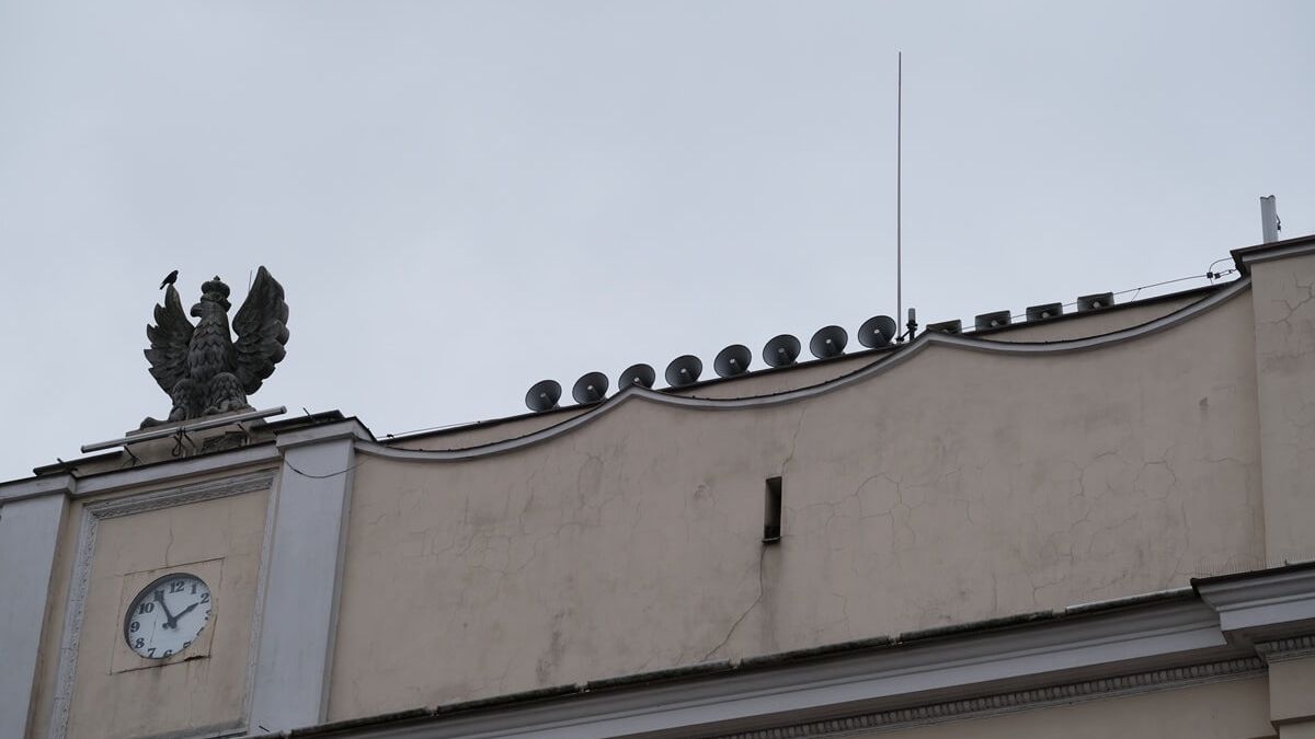 Syreny alarmowe na budynku Poczty Polskiej przy Placu Litewskim w Lublinie