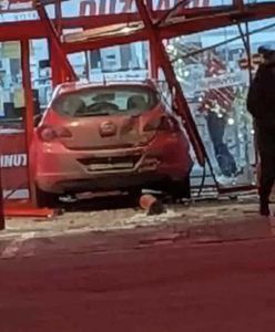 Opel wbił się w drzwi sklepu. Milimetry od tragedii