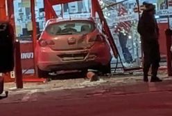 Opel wbił się w drzwi sklepu. Milimetry od tragedii