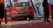 Opel wbił się w drzwi sklepu. Milimetry od tragedii