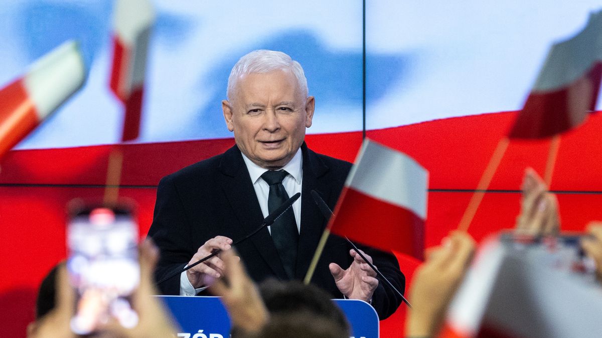 Jaroslaw Kaczynski (C ) leader of the ruling national-conservative Law and Justice (PiS) party, during a speech to supporters after announcing the preliminary results of Poland's parliamentary elections, in Warsaw, October 15, 2023, Poland

 (Photo by Andrzej Iwanczuk/NurPhoto via Getty Images)