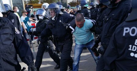 Niemcy protestują przeciwko ograniczeniom. Doszło do starć z policją
