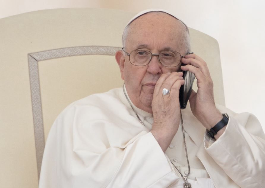 Papież Franciszek odebrał telefon w trakcie audiencji