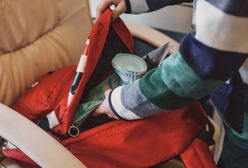 Nieznany mężczyzna podszedł do ucznia i zacisnął mu pręt na szyi. Widywano go już wcześniej