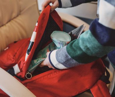 Nieznany mężczyzna podszedł do ucznia i zacisnął mu pręt na szyi. Widywano go już wcześniej