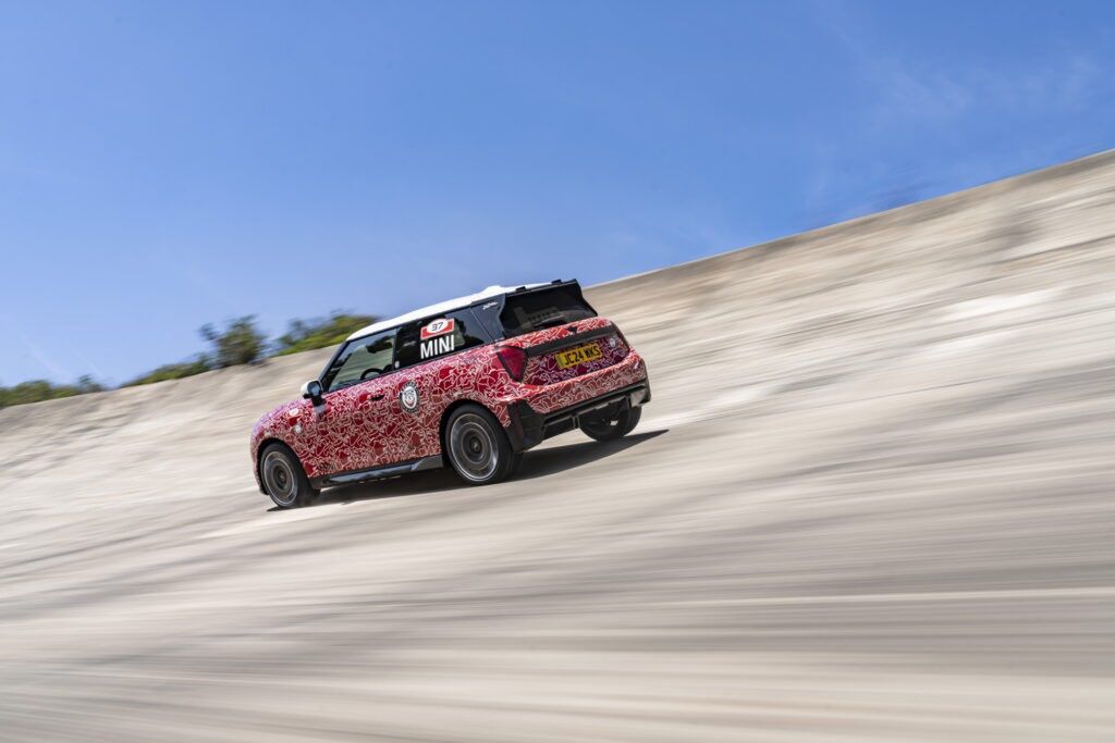 Mini JCW E w kamuflażu