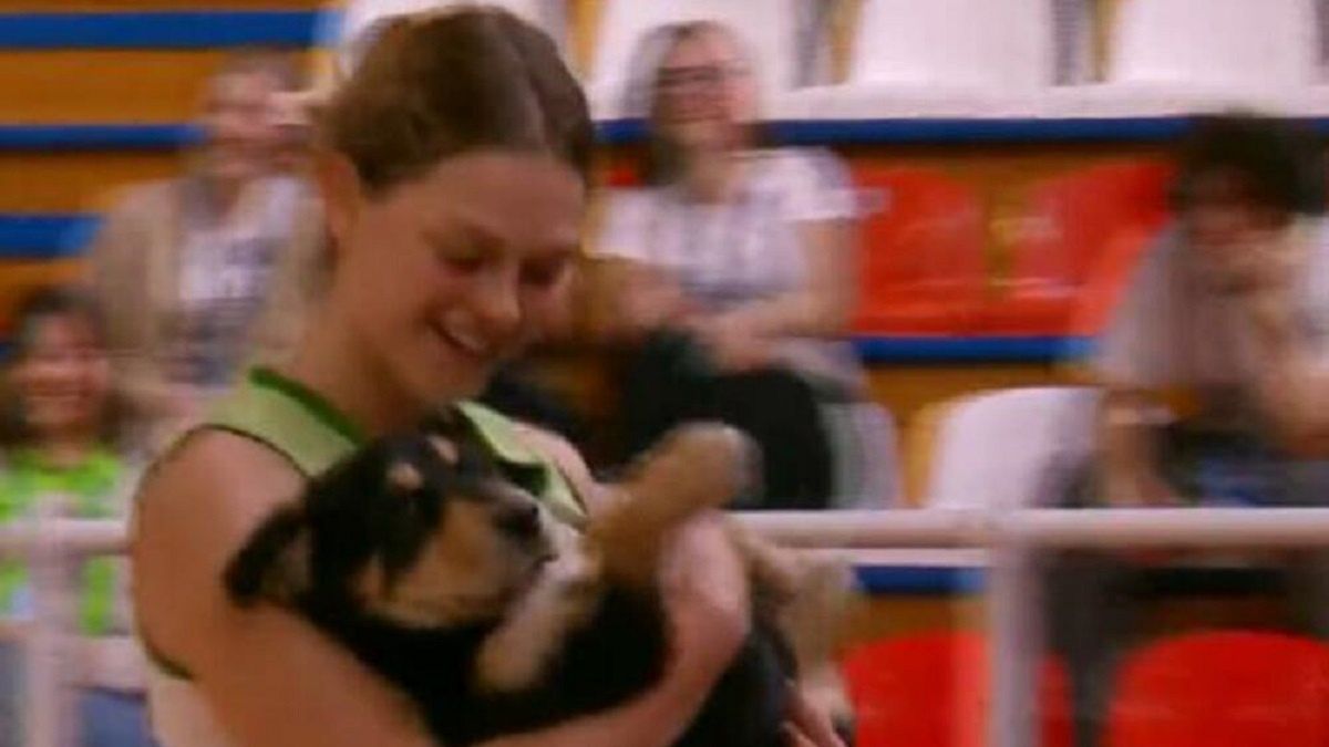 Pies opuścił boisko w ramionach koszykarki