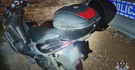 Pijany wsiadł na motorower. Pokonał go próg zwalniający