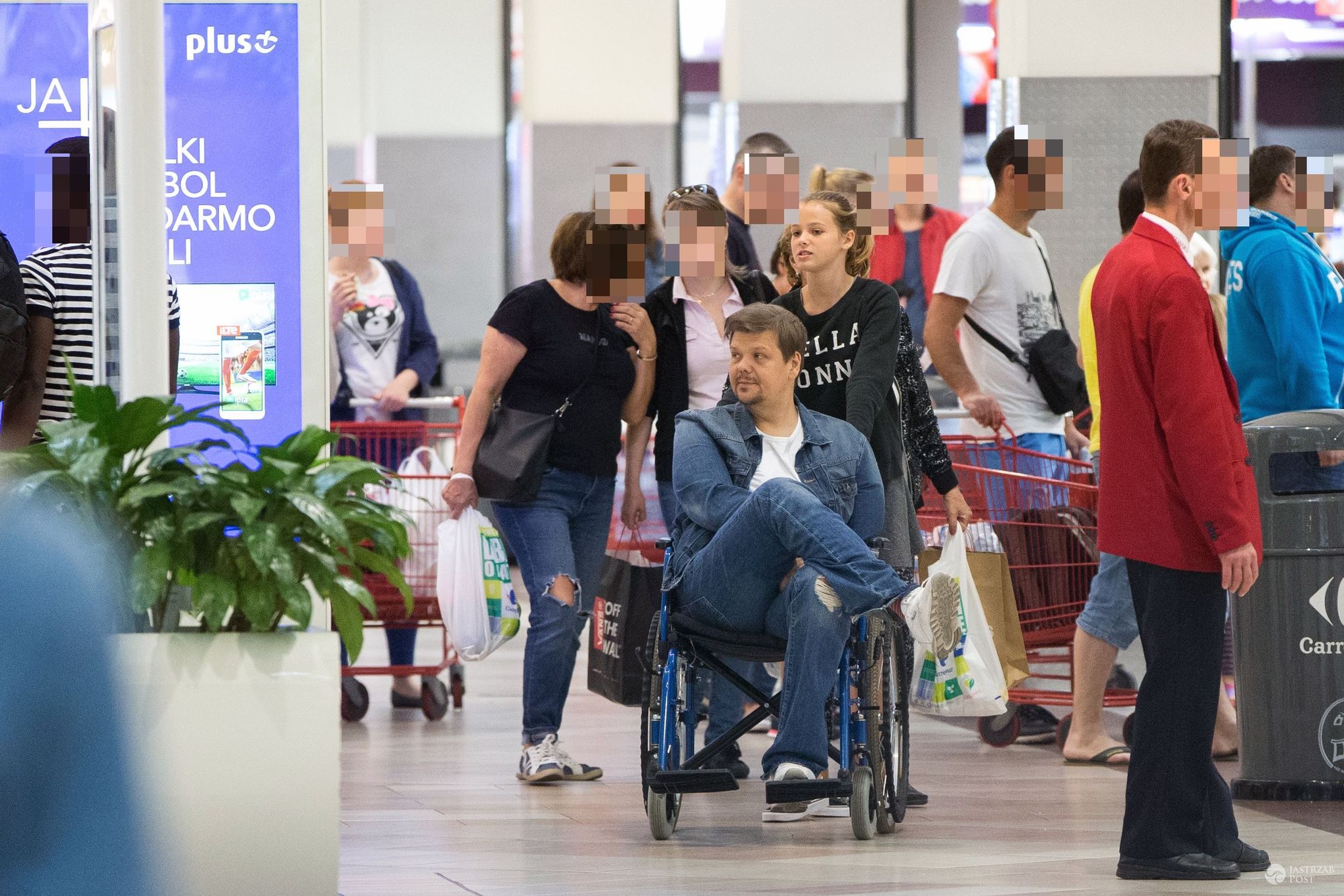 Michał Figurski porusza się na wózku inwalidzkim. Na zakupach w centrum handlowym towarzyszyli mu bliscy, m.in. córka Sonia Figurska