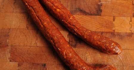 Wędzona kiełbasa wieprzowo-wołowa (pęto)