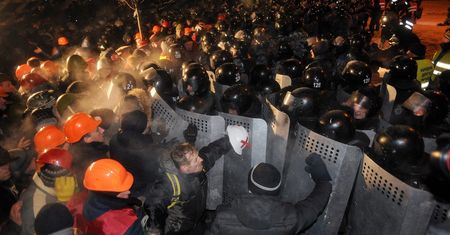Manifestanci na Majdanie przygotowują się do odparcia szturmu milicji