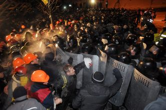 Manifestanci na Majdanie przygotowują się do odparcia szturmu milicji