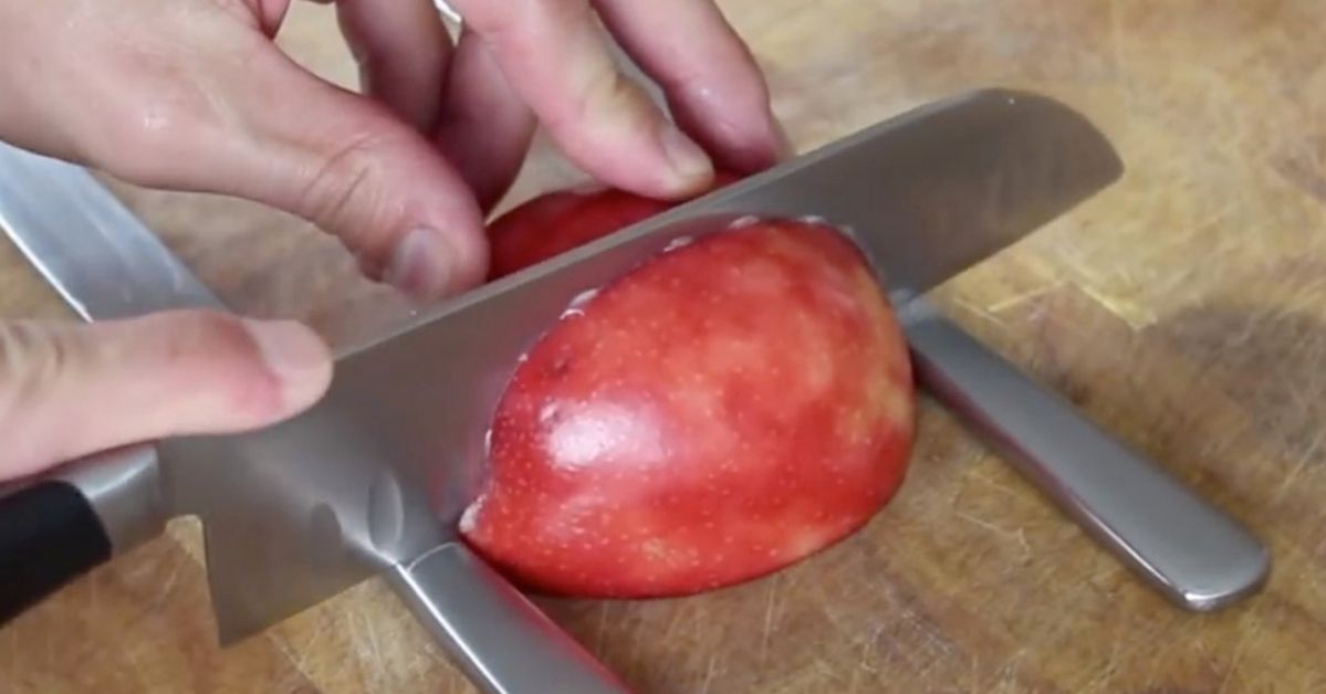 Połowę nieobranego jabłka położył między dwoma nożami i przeciął. Powstało z niego prawdziwe arcydzieło!