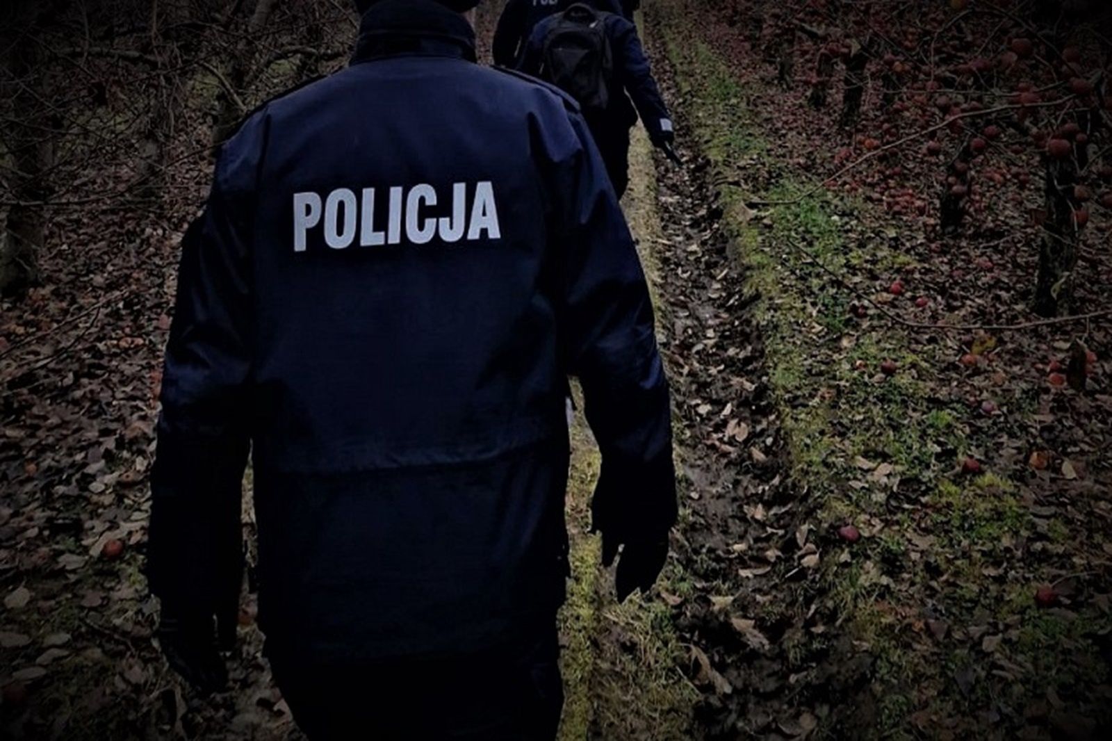 Wychłodzona siedziała przy torowisku. Trudna interwencja policjantów