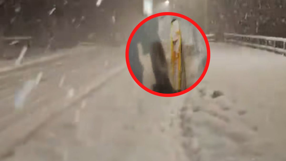 Założył narty biegowe i tak się przemieszczał.