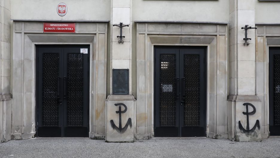 Warszawa, 26.01.2024. Symbole Polski Walczącej namalowane przez byłego prezesa Stowarzyszenia Marsz Niepodległości Roberta Bąkiewicza na fasadzie siedziby Ministerstwa Klimatu i Środowiska w Warszawie, 26 bm. Bąkiewicz umieścił w mediach społecznościowych film, na którym maluje symbole. W czwartek 25 bm. posłowie PiS ujawnili informację o usunięciu z gmachu Ministerstwa Klimatu i Środowiska symbolu Polski Walczącej oraz tablic poświęconych żołnierzom konspiracji niepodległościowej. (jm) PAP/Tomasz Gzell