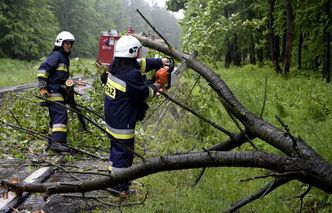 Ulewy i wiatr przysporzyły duzo pracy małopolskim strażakom