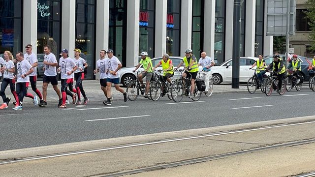 Warszawa. Biegacze uczestniczący w dwudniowej Pielgrzymce Pamięci, organizowanej już po raz 16. przebiegli we wtorek przez centrum stolicy. Wyruszyli dzień wcześniej z Katowic, spod kopalni "Wujek" (Rafał Suś)