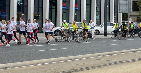Warszawa. Biegnący pielgrzymi. Ze Śląska przybyli do grobu Popiełuszki