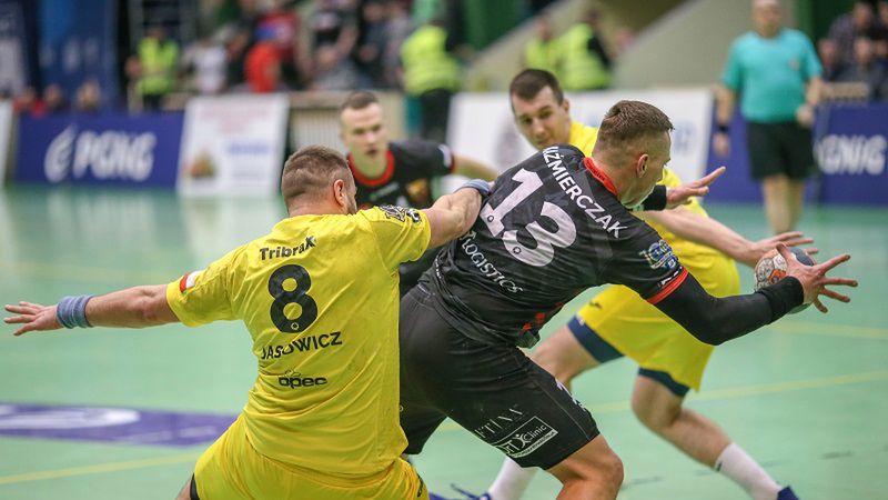 WP SportoweFakty / Krzysztof Betnerowicz / Na zdjęciu: Krzysztof Jasowicz w walce o piłkę
