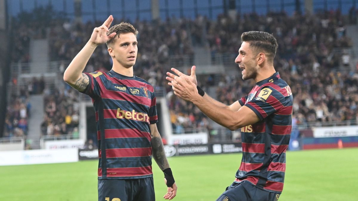 PAP / Marcin Bielecki / Zawodnicy Pogoni Szczecin Luka Zahovic (L) i Efthymios Koulouris (P) cieszą sie z gola