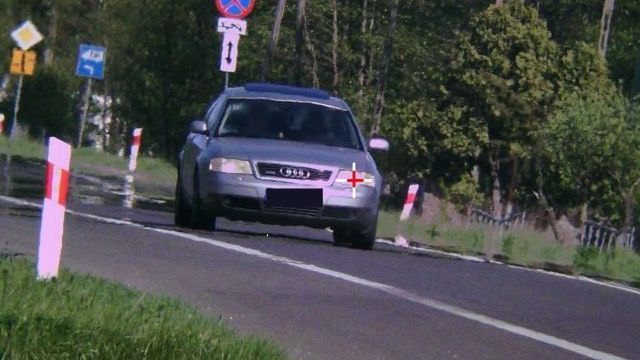 Stracili prawa jazdy za rażące przekroczenie prędkości. Młodzi kierowcy Audi z mandatami (zdjęcia)