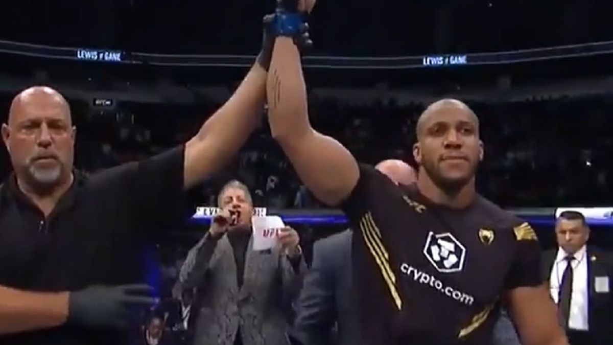 Twitter / Ciryl Gane pokonał Derricka Lewisa na UFC 265