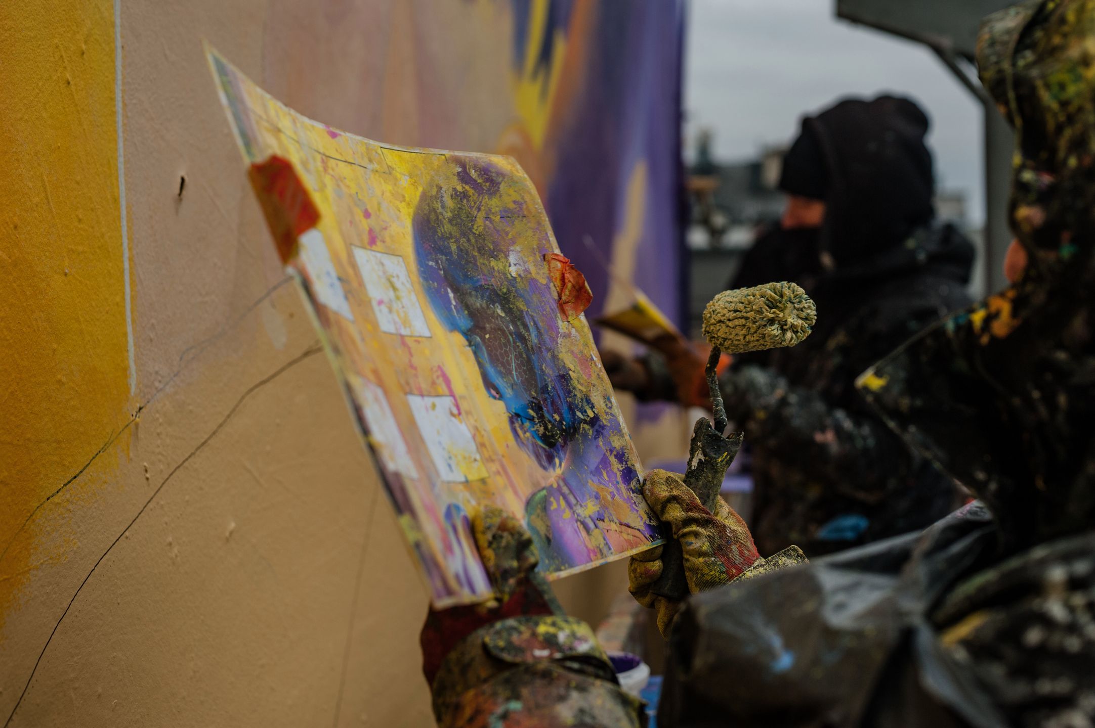 Zdjęcie dnia. Cyberpunkowy mural na jednej z warszawskich kamienic 3