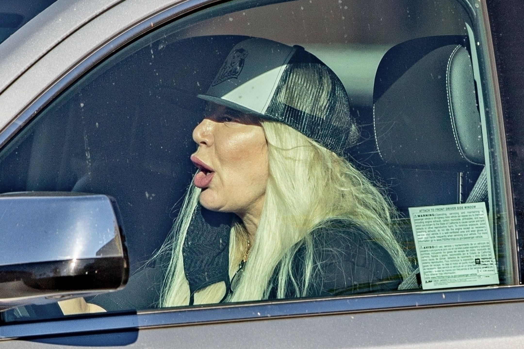 Tori Spelling strzela groźne miny
