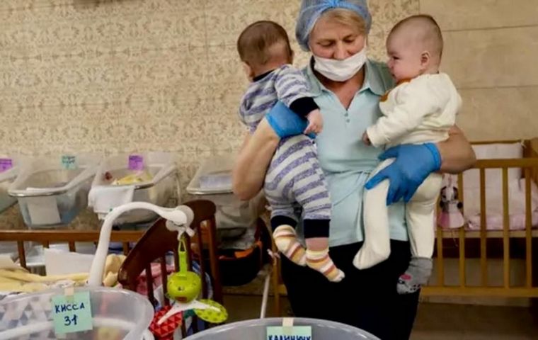 Dzieci urodzone przez surogatki znalazły schronienie w kijowskiej piwnicy. "Nie możemy porzucić tych dzieci"
