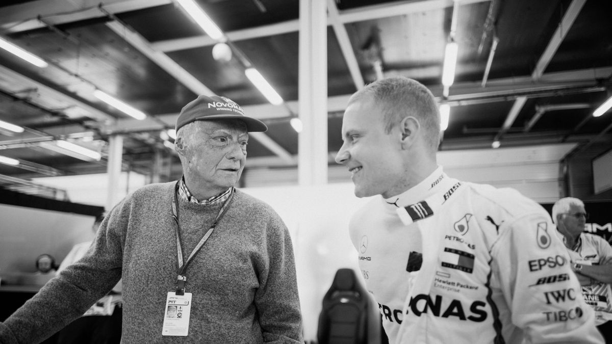 Niki Lauda (po lewej) i Valtteri Bottas, kierowca Mercedesa