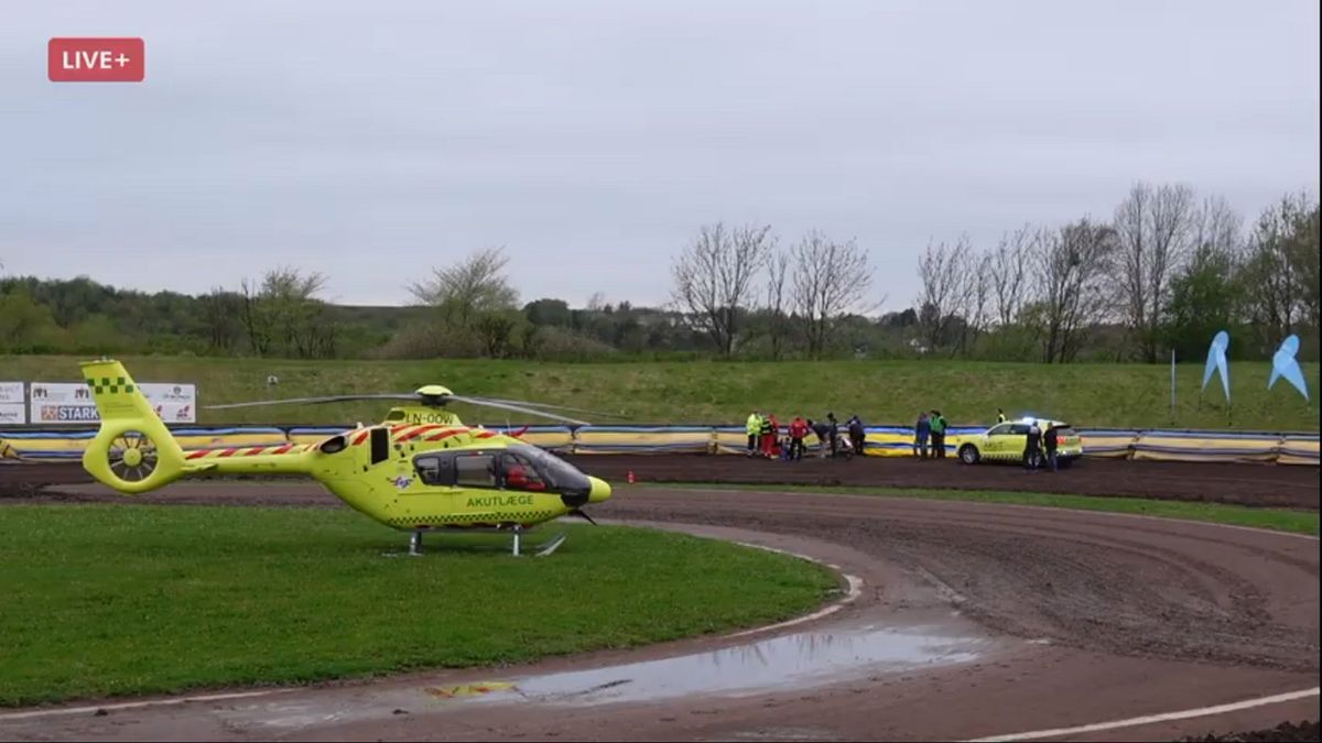 Helikopter lądujący na murawie podczas meczu Nordjysk - Sønderjylland