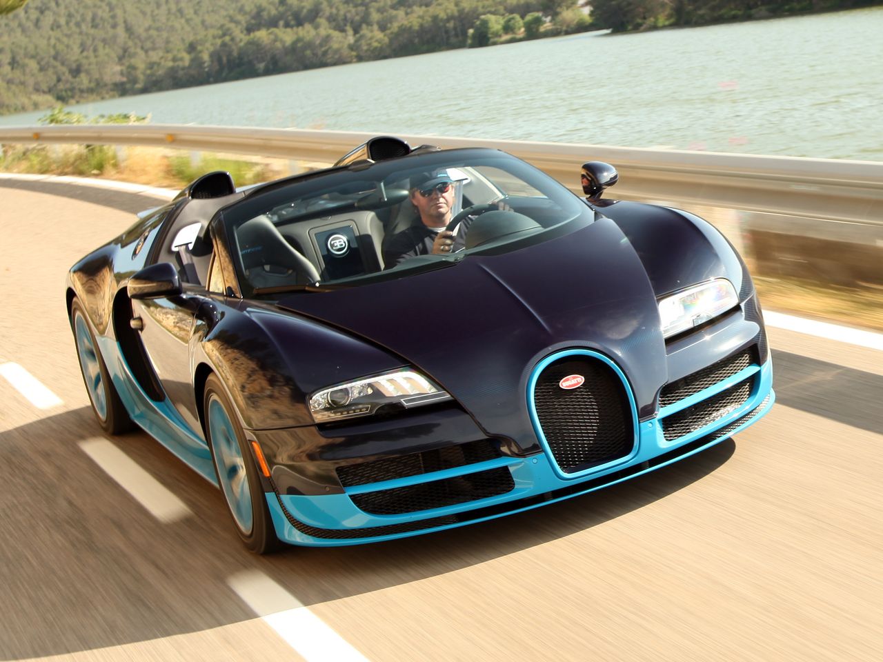 W 2012 roku Bugatti postanowiło dać prezent tym, którzy chcieli mieć i najszybszego Veyrona i targę. Właśnie takim miksem jest Grand Sport Vitesse. Łączy on mocarną jednostkę z Super Sporta z nadwoziem Grand Sporta z dodatkami aerodynamicznymi tego pierwszego.