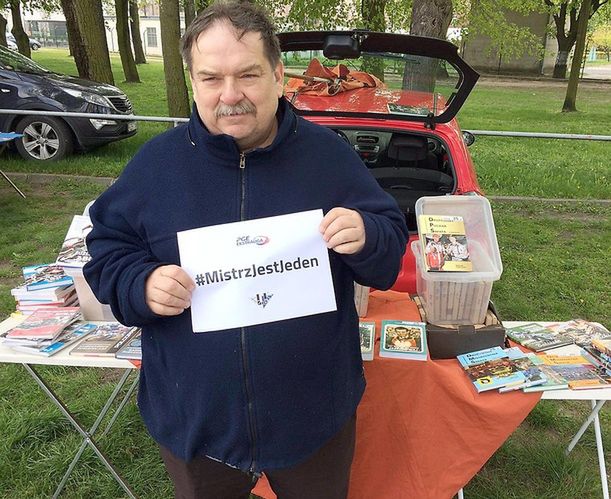 Zagrożony obrazek. Wiesław Dobruszek z książkami na stadionie - fot. Damian Płóciniczak