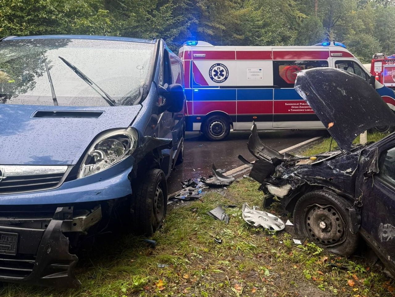 Podhucie: Młody kierowca wyprzedzał na podwójnej ciągłej, doprowadził do zderzenia czołowego z osobówką