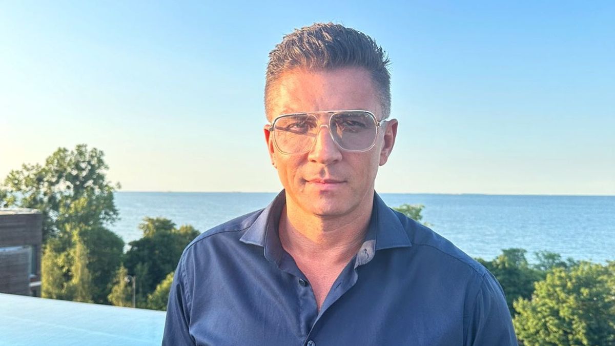 Mateusz Borek nad malowniczo położonym basenem