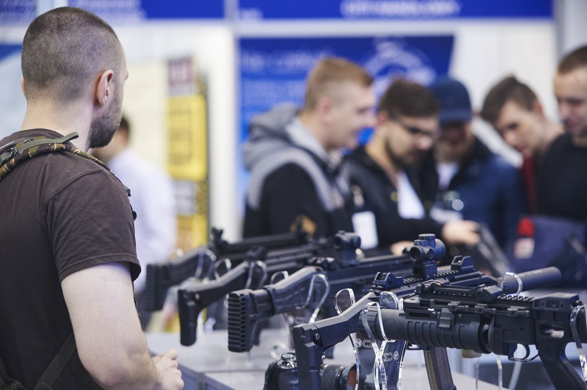 Polacy chcą łatwiejszego dostępu do broni? Nowy sondaż 