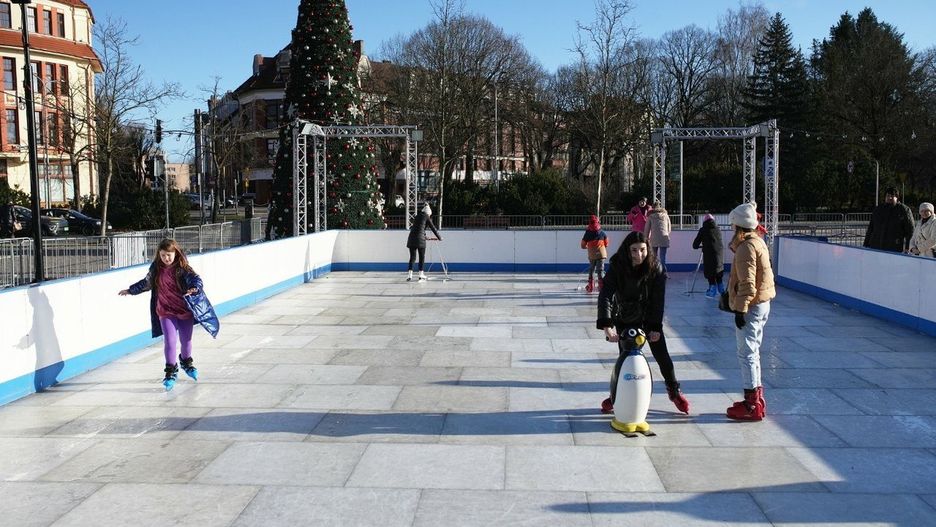 Lodowisko panelowe zamiast lodu. Na rozwiązanie z taflą syntetyczną zdecydowano się również w 2024 roku.
