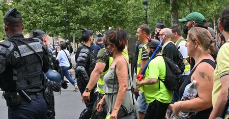 Manifestacje we Francji przeciwko paszportom sanitarnym. Policja użyła gazu łzawiącego