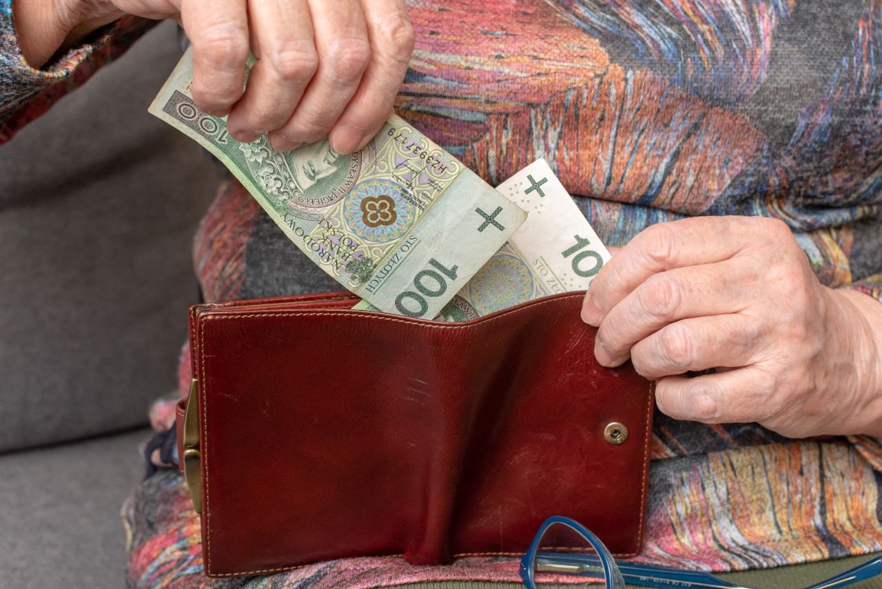 Zmiany w terminach wypłat emerytur w sierpniu. Skorzystają dwie grupy